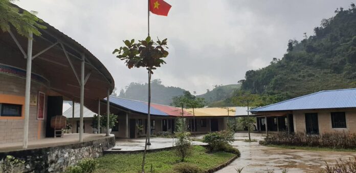 46260987_10213247872531244_8953875973040766976_n Ngôi trường như bông hoa giữa núi rừng