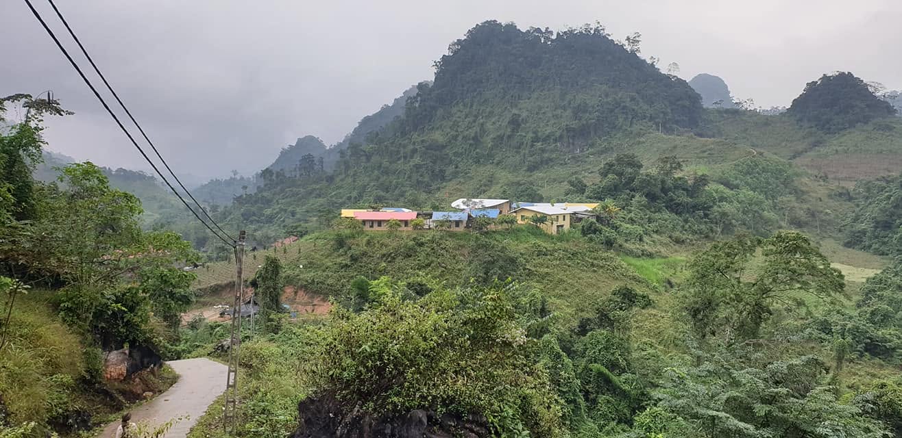 Ngôi trường như bông hoa giữa núi rừng