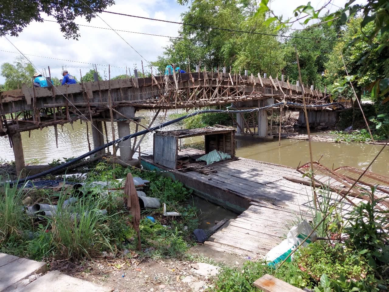 Xây cầu cho bà con ấp Cỏ Quen