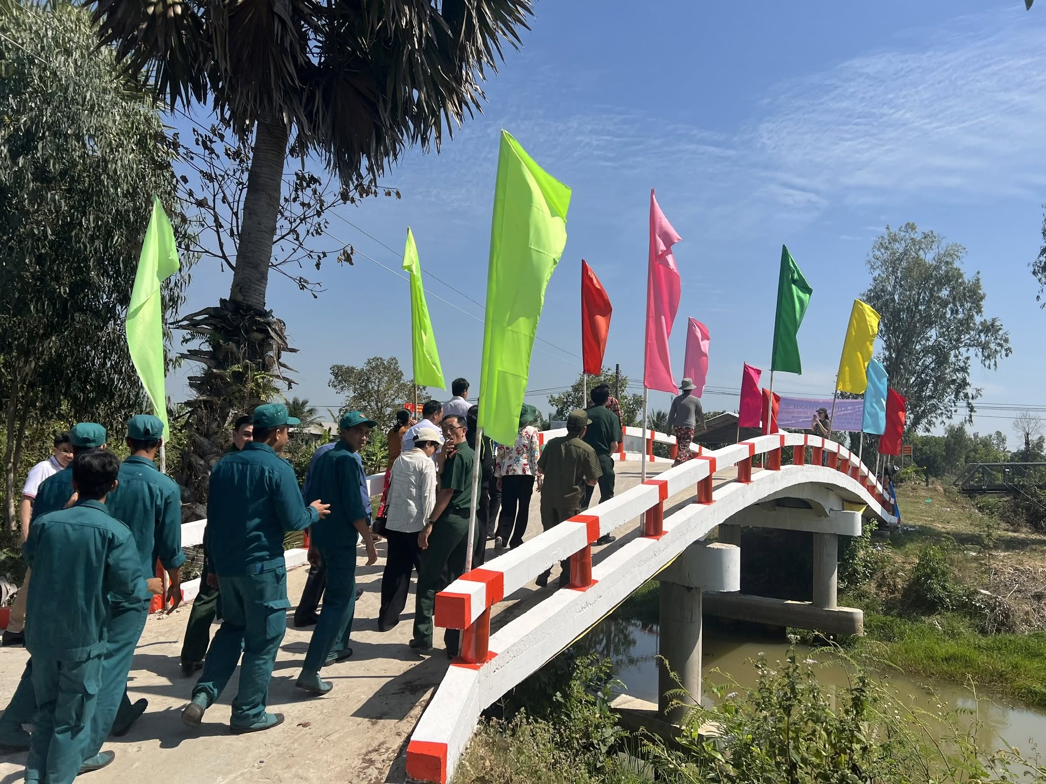 Xây cầu cho bà con ấp Cỏ Quen