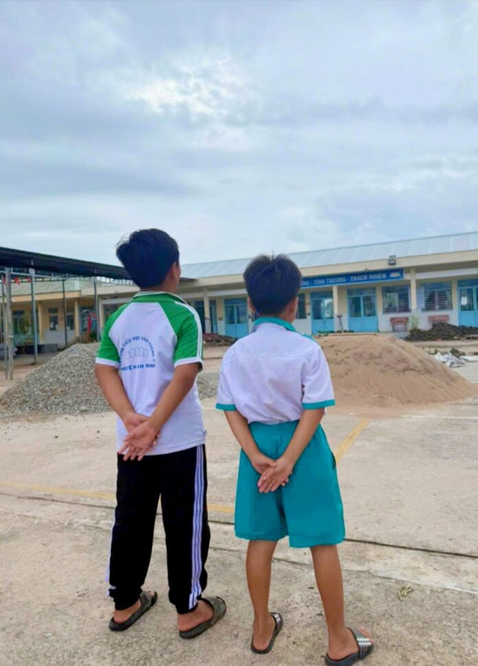 744994408_1037320448660906_7296808109133238721_n Ước mơ bơi của trẻ vùng ven biển hẻo lánh Vân Khánh
