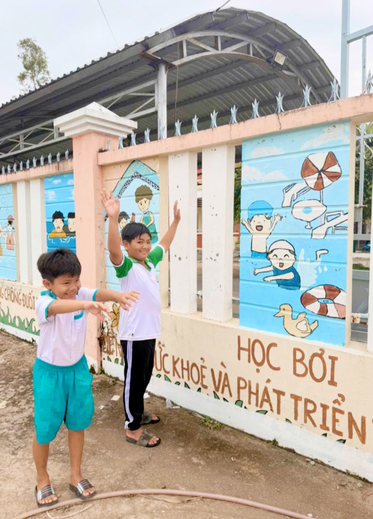 Ước mơ bơi của trẻ vùng ven biển hẻo lánh Vân Khánh