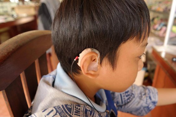 Trẻ-em-được-cấp-máy-trợ-thính-miễn-phí Kiên Giang: Khám và cấp máy trợ thính miễn phí cho người nghèo