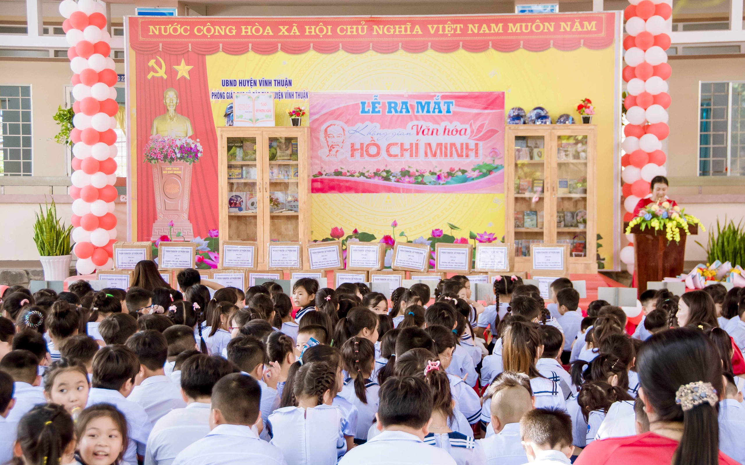 Trao tặng 220 “Tủ sách lớp em” cho huyện Vĩnh Thuận