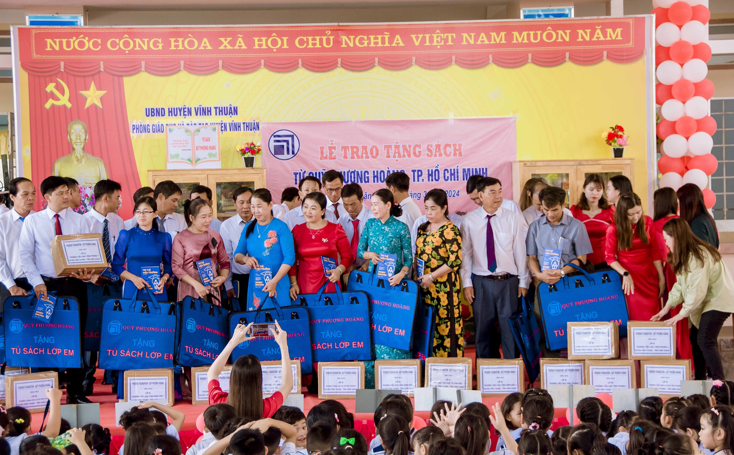 Trao tặng 220 “Tủ sách lớp em” cho huyện Vĩnh Thuận
