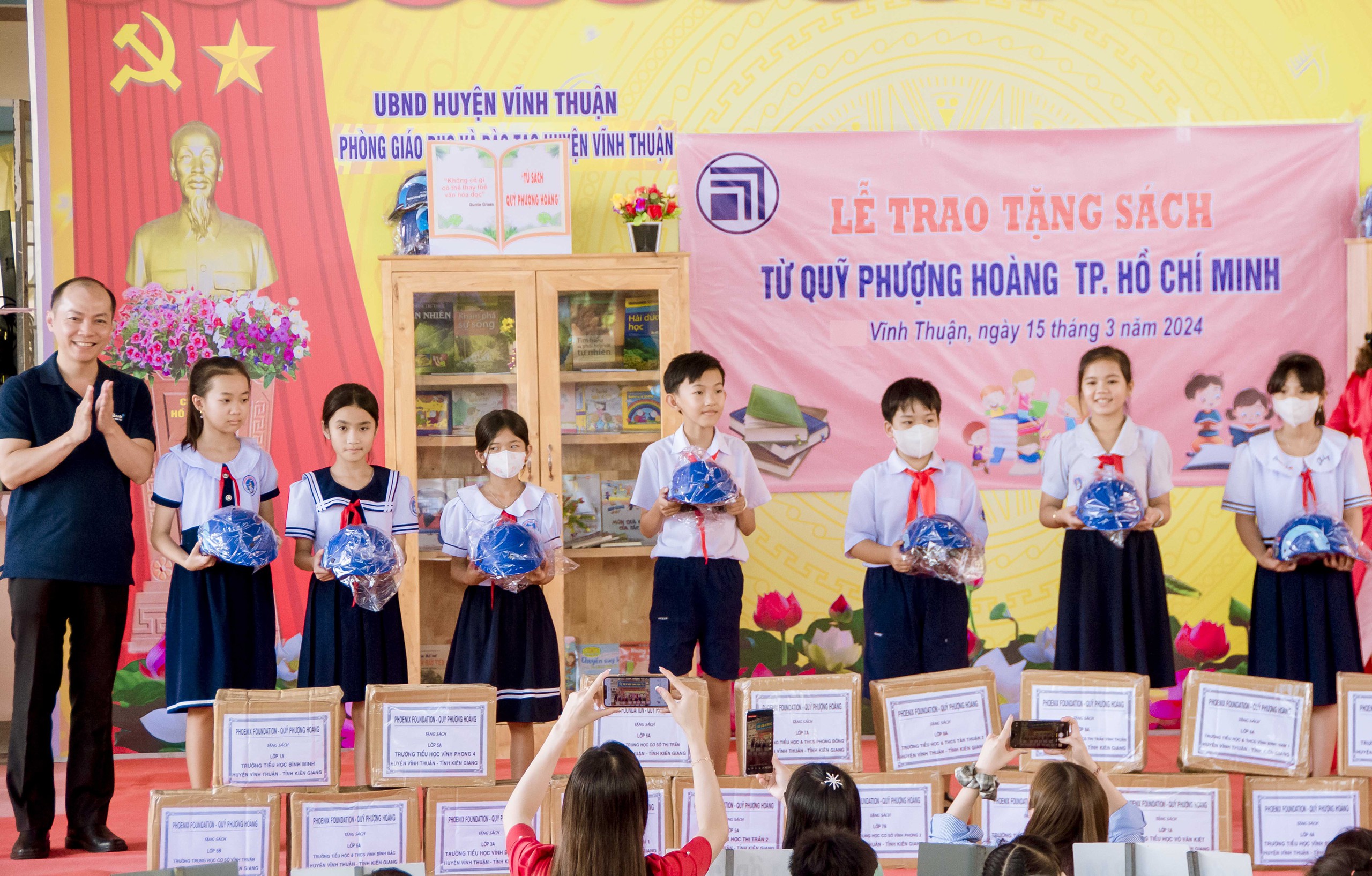 Trao tặng 220 “Tủ sách lớp em” cho huyện Vĩnh Thuận