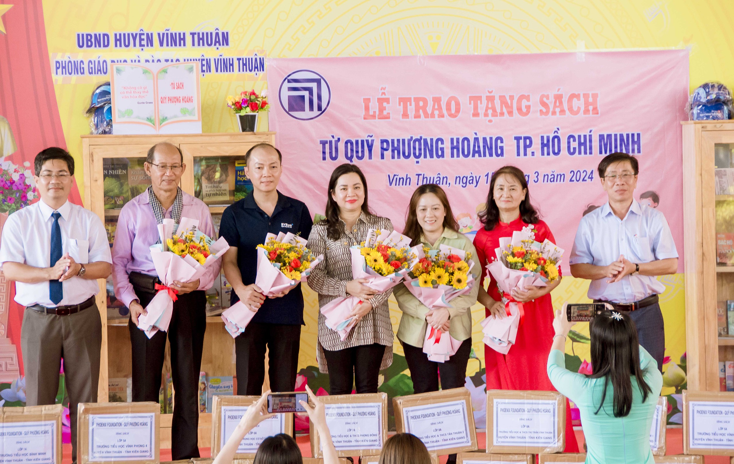 Trao tặng 220 “Tủ sách lớp em” cho huyện Vĩnh Thuận