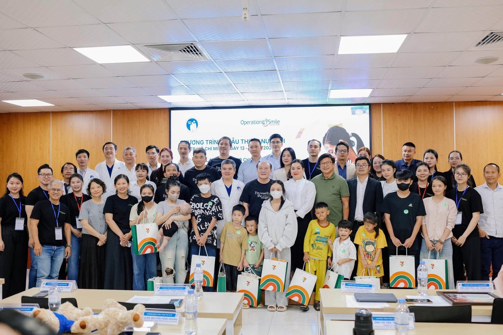 Trao tặng 26 nụ cười mới cho Operation Smiles Vietnam