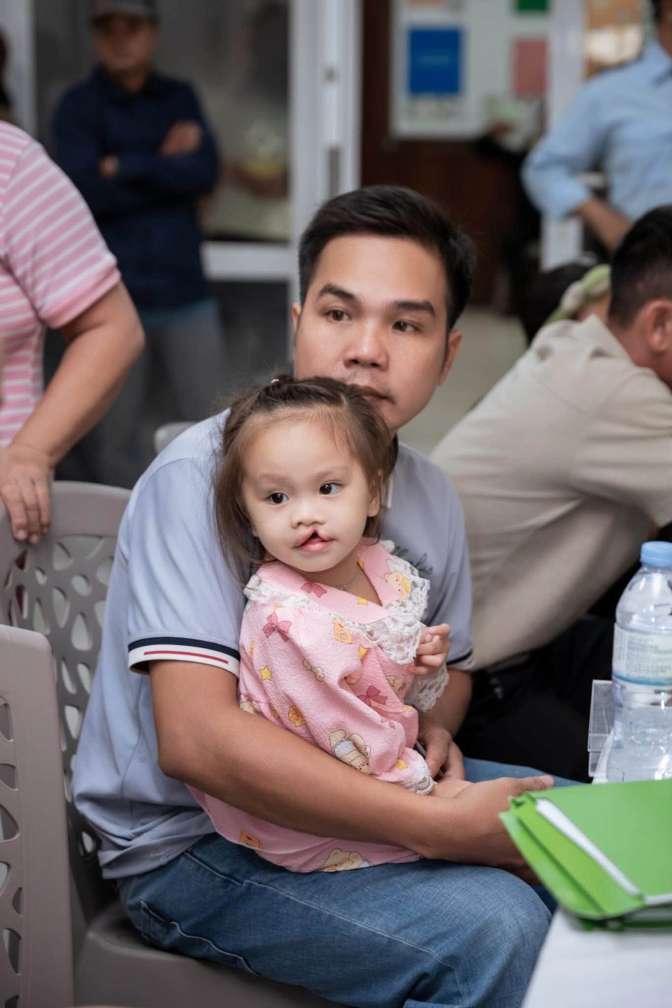 Trao tặng 26 nụ cười mới cho Operation Smiles Vietnam