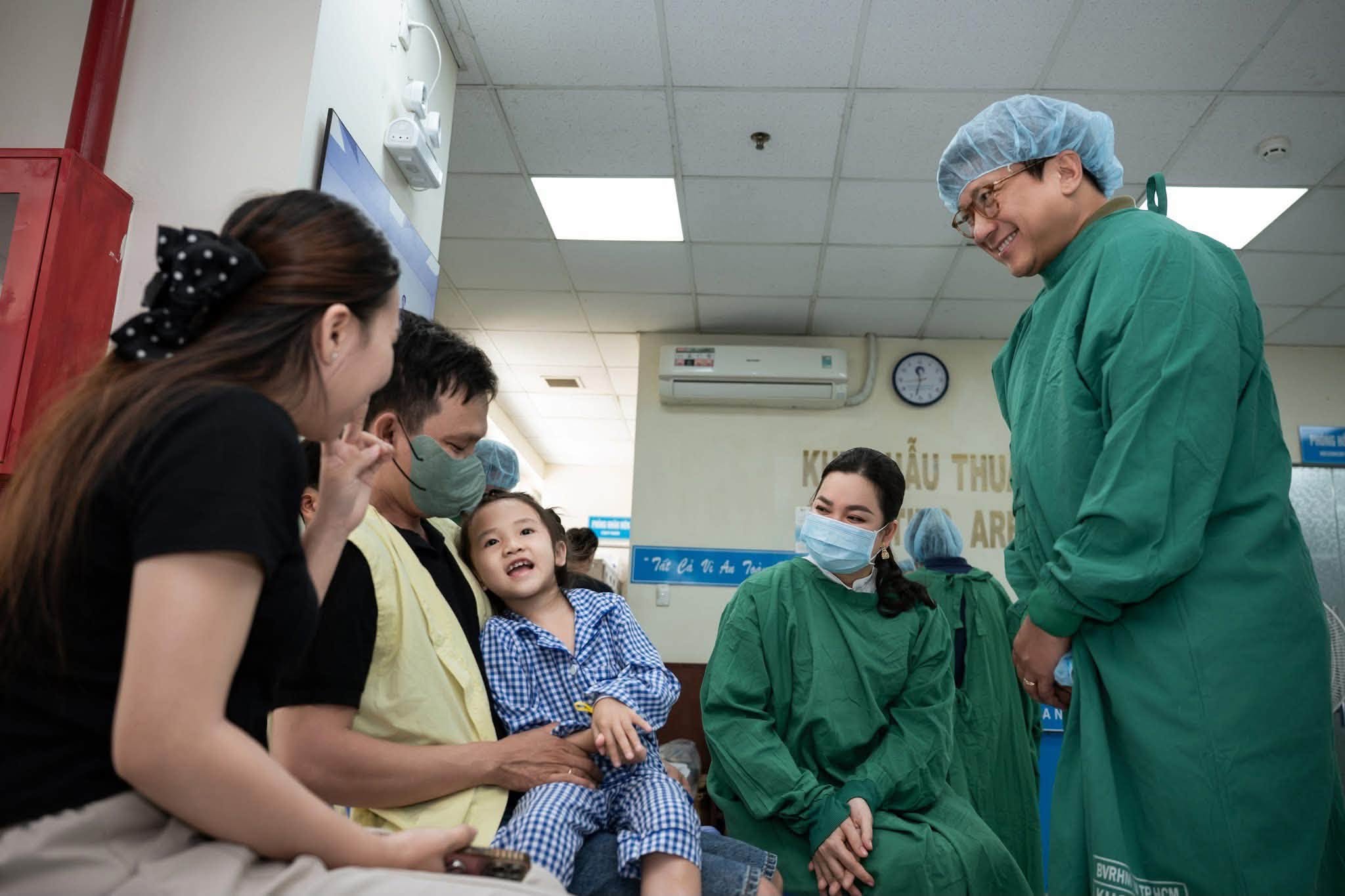 Trao tặng 26 nụ cười mới cho Operation Smiles Vietnam