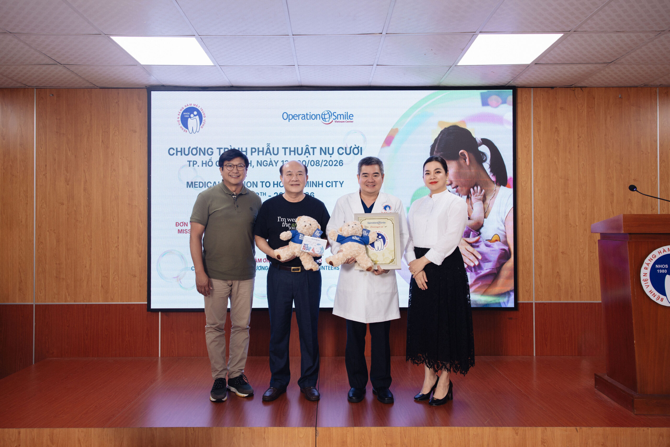 Trao tặng 26 nụ cười mới cho Operation Smiles Vietnam