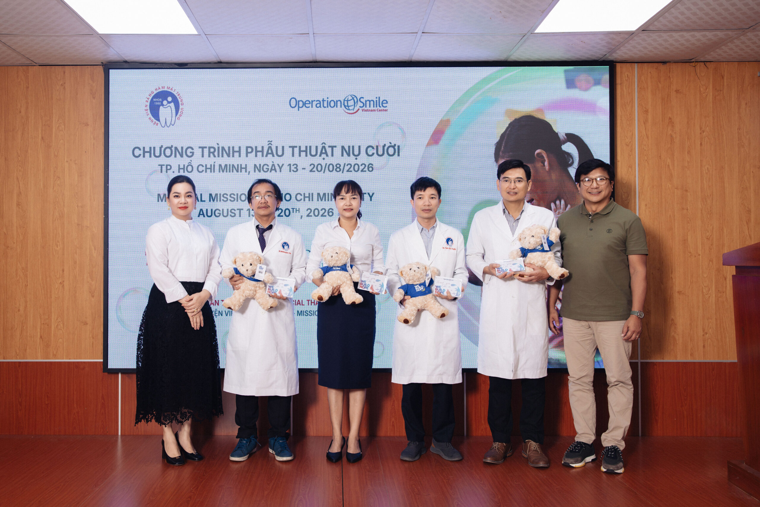 Trao tặng 26 nụ cười mới cho Operation Smiles Vietnam