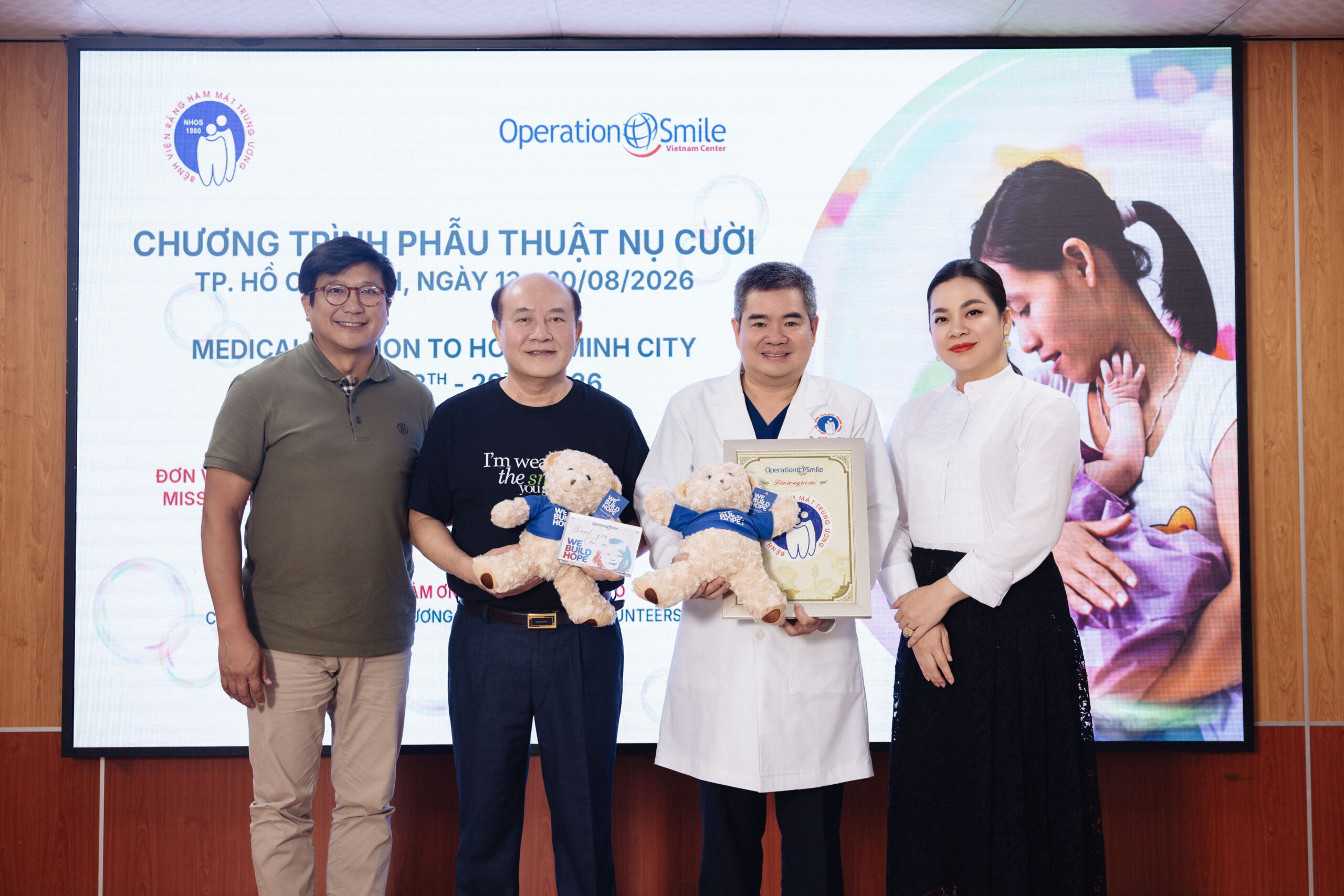 Trao tặng 26 nụ cười mới cho Operation Smiles Vietnam